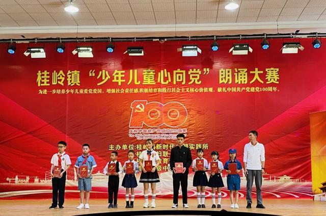 男孩得了奖状后一路展示 ,“奖状之大,小小书包装不下”